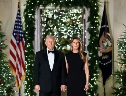 Foto Natal Trump dan Melania Tampil Serius dengan Busana Gelap, Bikin Publik Penasaran