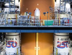 Roket Misi Bulan Artemis 2 Tampil Menarik dengan Cat Khusus Bertema Masa Depan Antariksa